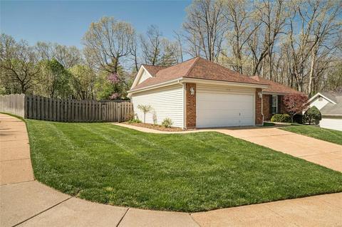 750 Strafford Rdg, Ballwin, MO 63021 photo 2