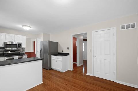 1045 Columbard Dr, Ballwin, MO 63021 photo 11