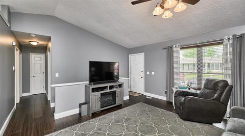 1354 Half Moon Dr, O'fallon, MO 63366 photo 4