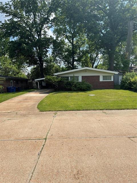8412 Chalons Ct, Saint Louis, MO 63134 photo 2