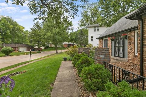 592 Arblay Pl, Manchester, MO 63011 photo 2
