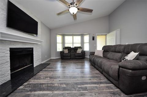 210 Geranium Dr, O'fallon, MO 63366 photo 3