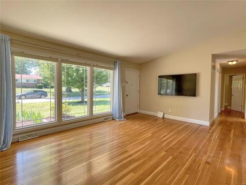1216 Cimarron Dr, Saint Louis, MO 63132 photo 4