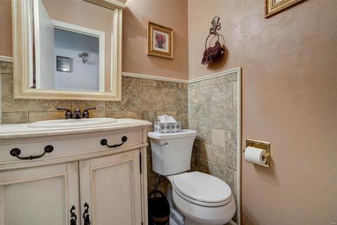 93 Breezeview Dr, Ballwin, MO 63021 photo 4