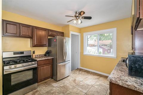 8908 Apache, Saint Louis, MO 63114 photo 9