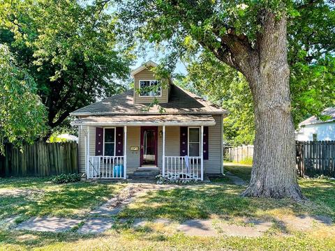 702 E Chestnut St, Gillespie, IL 62033 photo 1