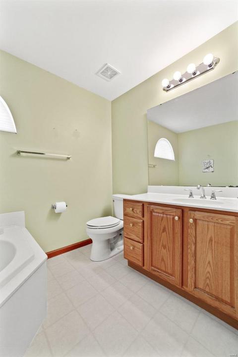 749 Stoney Creek Ln, Ballwin, MO 63021 photo 18