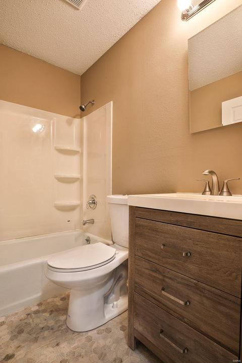 221 Braeshire Dr #D, Ballwin, MO 63021 photo 20