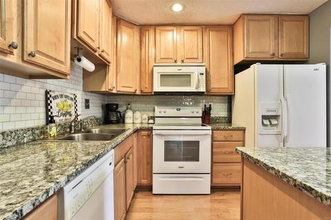 2418 Hiddencrest Ln, Ballwin, MO 63021 photo 4