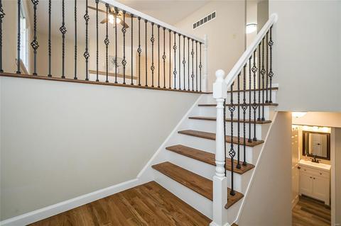 384 Messina Dr, Ballwin, MO 63021 photo 2