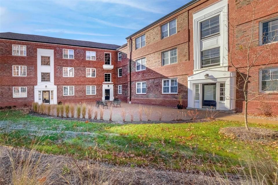 923 S Hanley Rd C, Saint Louis, MO 63105 10 Photos MLS 21082482