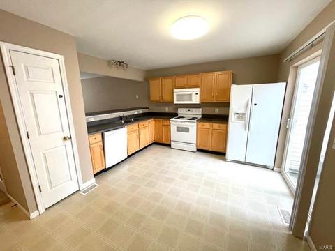 703 Hyde Dr, O'fallon, MO 63366 photo 4