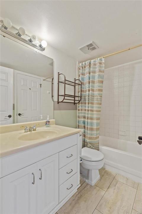424 Far Hill Dr, Ballwin, MO 63021 photo 11
