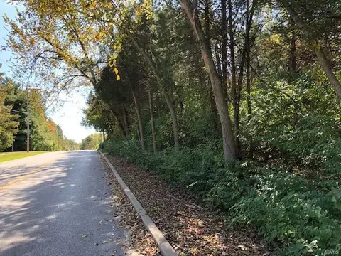 812 S Woods Ml, Chesterfield, MO 63017