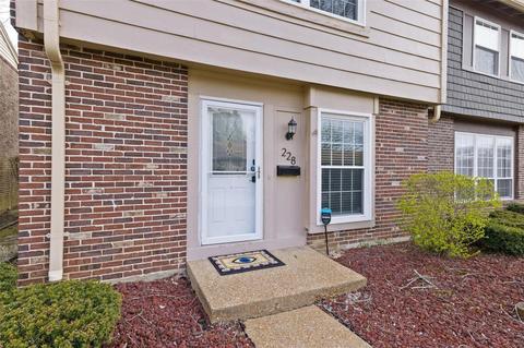 228 Carmel Woods Dr, Ellisville, MO 63021 photo 2