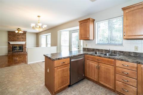 1062 Columbard Dr, Ballwin, MO 63021 photo 9