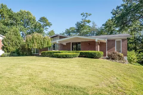 10 Country Club Ct, Black Jack, MO 63033