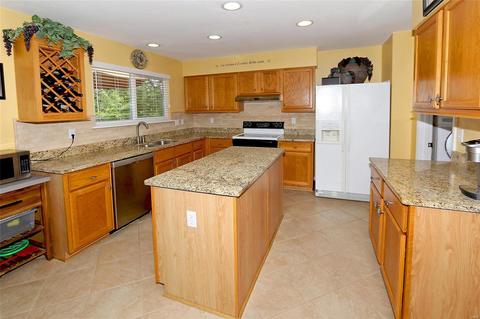 1766 Spring View Ct, Ballwin, MO 63021 photo 8