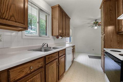 2952 Point Dr, Saint Louis, MO 63129 photo 6