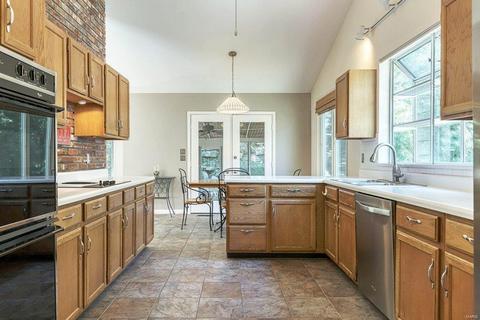 634 Carman Forest Ln, Ballwin, MO 63021 photo 12