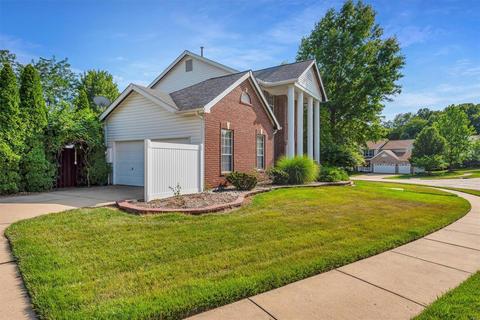 330 Gateford Dr, Ballwin, MO 63021 photo 2