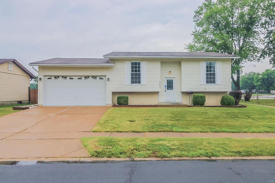 1857 Don Donna Dr, Florissant, MO 63031 29 Photos MLS 22049766