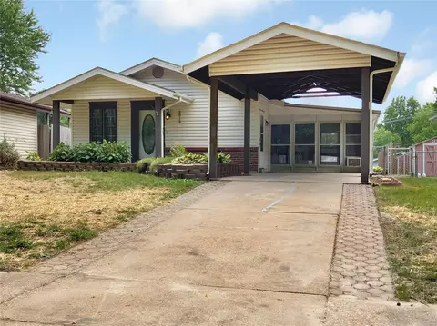 2512 Soundview Ct, Florissant, MO 63031