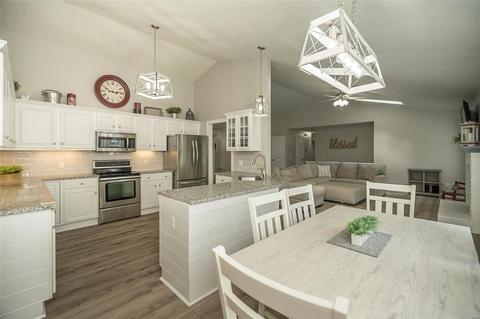 2707 Post Meadows Dr, O'fallon, MO 63368 photo 3