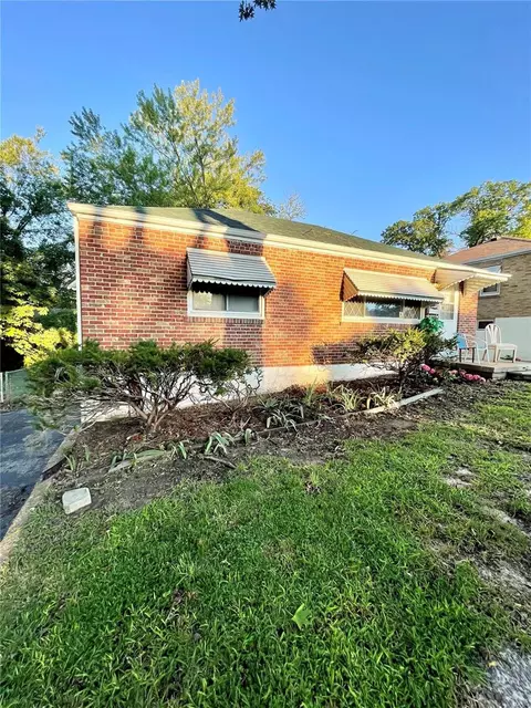 423 Warfield Ave, Ferguson, MO 63135 photo 3