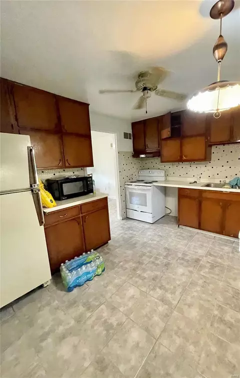 423 Warfield Ave, Ferguson, MO 63135 photo 11