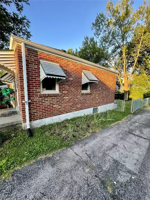 423 Warfield Ave, Ferguson, MO 63135 photo 17