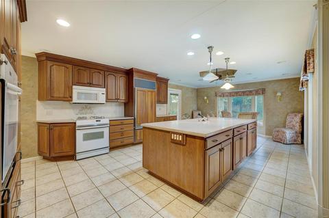 649 Running Creek Dr, Ballwin, MO 63021 photo 2