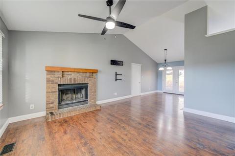 201 Maple Point Dr, Saint Charles, MO 63304 photo 4