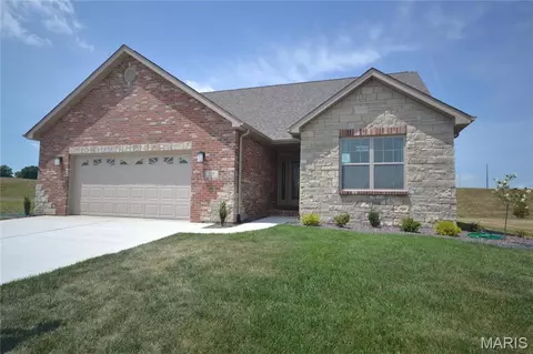 4413 Tbb Devin Dr, Smithton, IL 62285