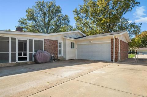 404 Tamarack Dr, Ballwin, MO 63011 photo 2