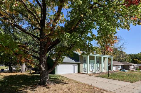 401 Sorrento Dr, Ballwin, MO 63021 photo 2