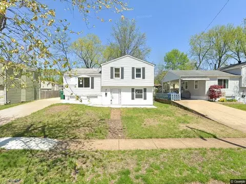 2405 Oakwood Manor Dr, Florissant, MO 63031