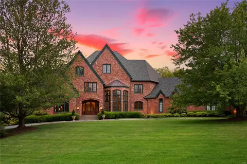 8 Lochinvar Dr, Saint Louis, MO 63131