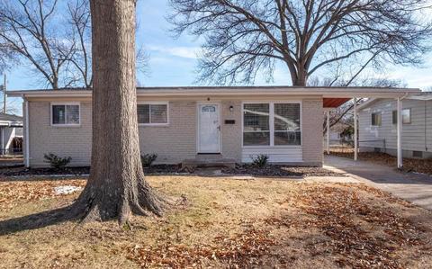 8 San Mateo Dr, Florissant, MO 63031