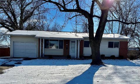 7296 Town And Country Pl, Hazelwood, MO 63042