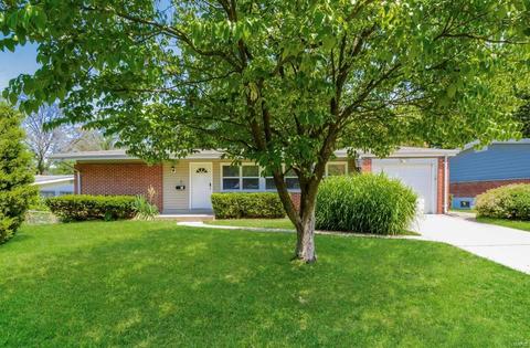 2 Bridle Path Ct, Florissant, MO 63033