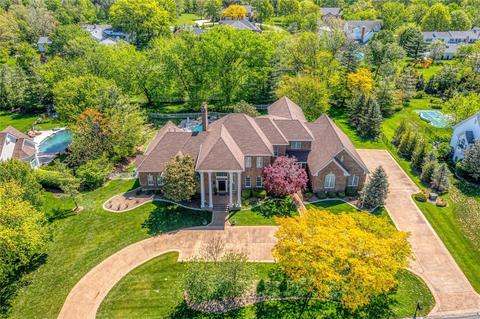 1138 Highland Pointe Dr, Saint Louis, MO 63131