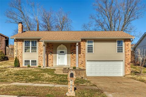 1060 Pinrun Dr, Ballwin, MO 63011 photo 1
