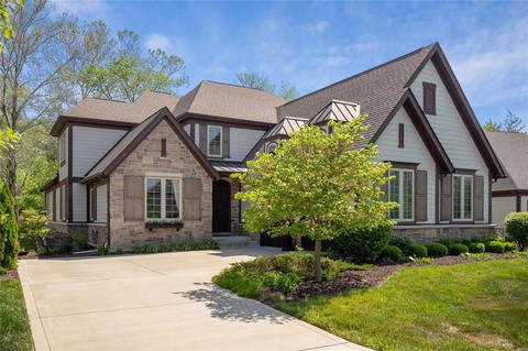 730 Woods Of Ladue Ln, Ladue, MO 63124