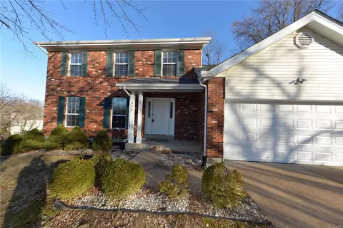 572 Enchanted Pkwy, Manchester, MO 63021