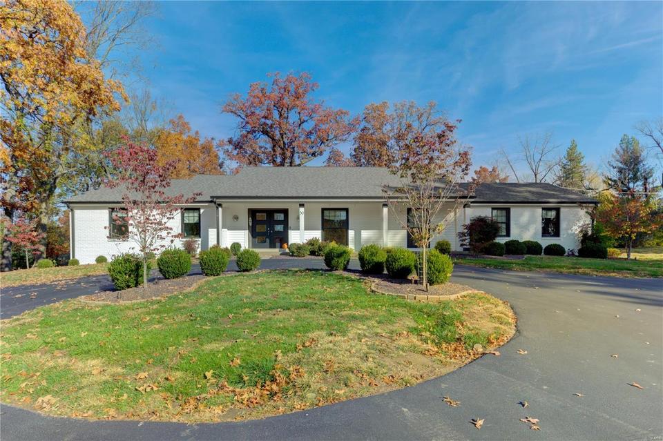  30 Williamsburg Rd, Saint Louis, MO 63141 photo 1