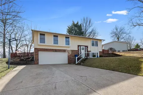317 Capri Dr, O'fallon, MO 63366 photo 2