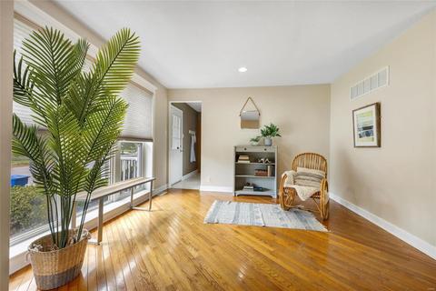 1053 N Hanley Rd, Saint Louis, MO 63130