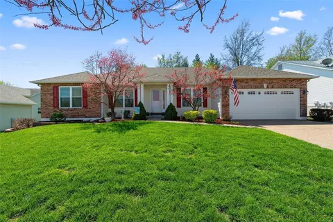 261 E Governor Pl, Saint Charles, MO 63301