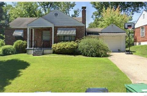 2424 Petrova Ave, Saint Louis, MO 63136